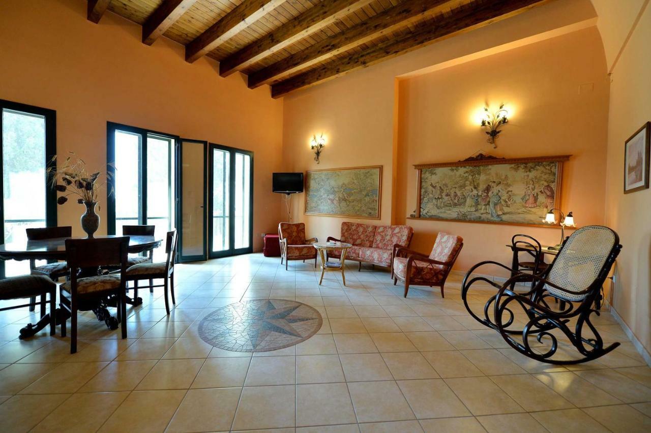 Agriturismo Santa Chiara Алеціо Екстер'єр фото